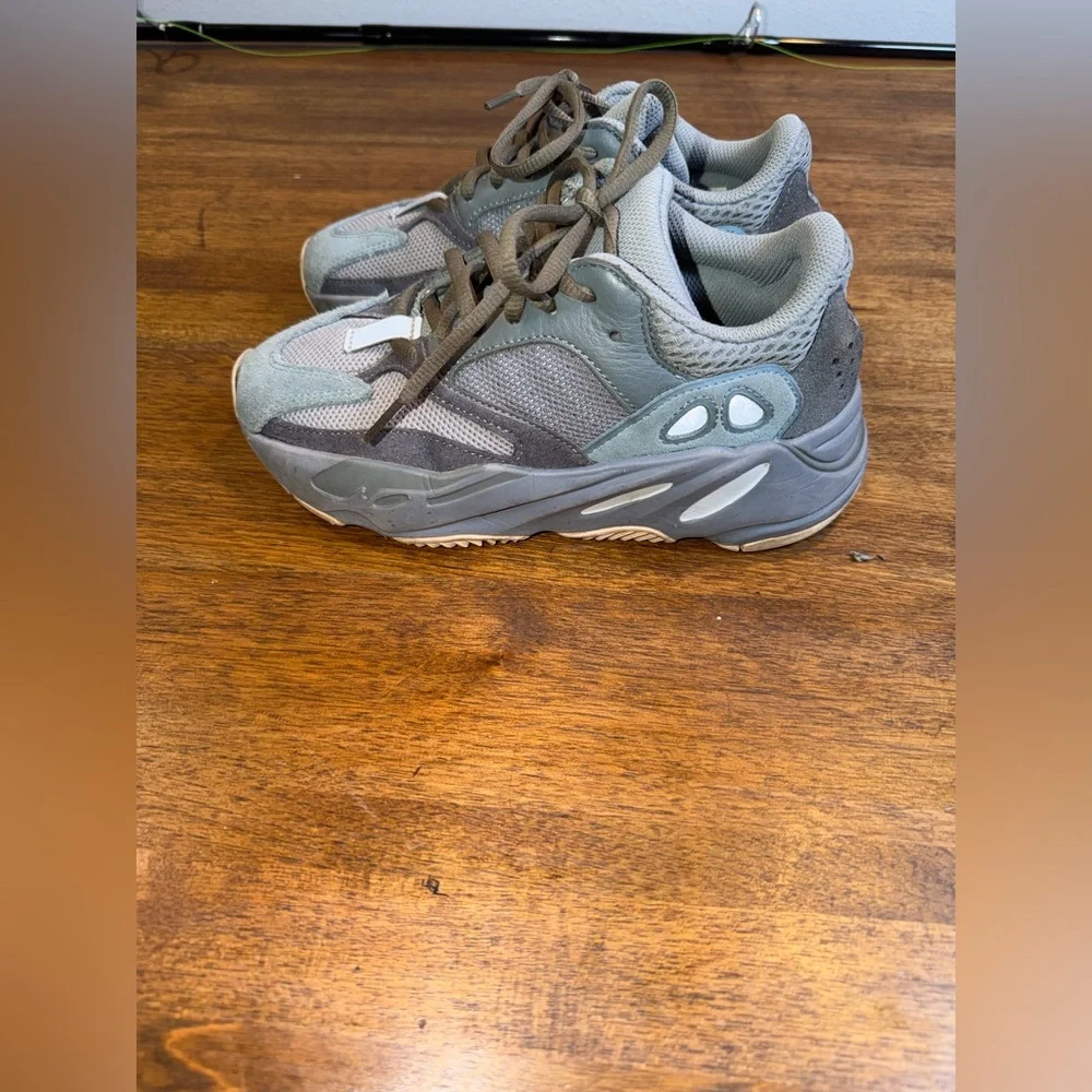 Adidas Yeezy 700